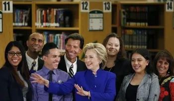 Clinton desafía a Bush con tema de inmigración