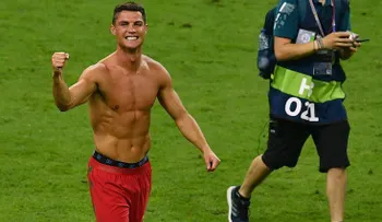 Televisión catalana usa photoshop para hacer ver menos marcadas las abdominales de Cristiano