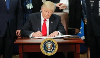 Hawai presenta la primera demanda contra la nueva prohibición de viajes de Trump