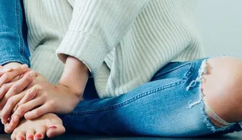 Una empresa china obliga a sus empleados a andar de rodillas por no cumplir la meta de ventas