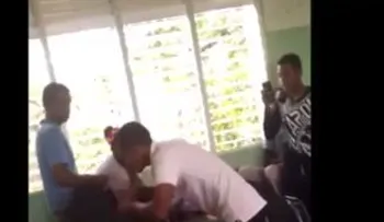 Otro estudiante le da una galleta a compañero de clase en escuela de Herrera