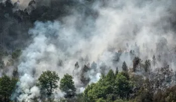 Miles de personas en alerta de evacuación en Canadá por incendios forestales