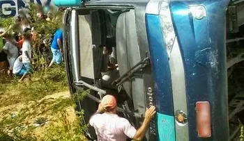 En Brasil: Un autobús se sale de la carretera y mata a 21 personas 