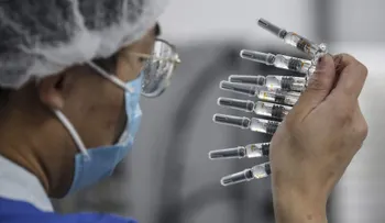 China prueba vacuna en 60,000 personas sin efectos adversos, dice funcionario