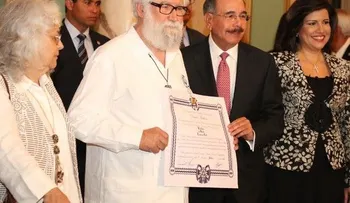 Gobierno condecora a Leonardo Boff
