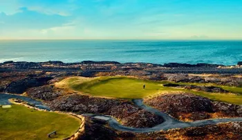 Volcanes, lava y olas potentes: jugar al golf al estilo de Islandia