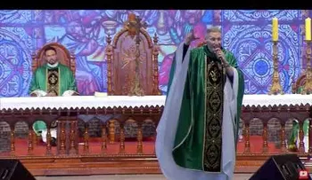 Una mujer "endemoniada" derriba al famoso sacerdote Marcelo Rossi, en plena misa