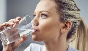 Beber medio litro de agua antes de las comidas ayuda a perder peso