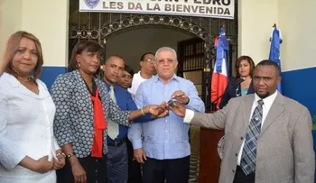 CEA dona minibús a extensión UASD San Pedro de Macorís