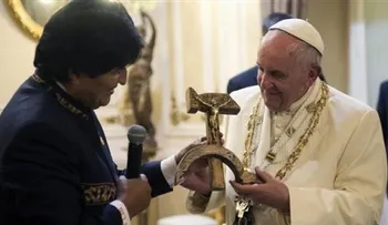 Vaticano intenta explicar crucifijo comunista