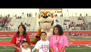 Un militar sorprende a su familia escondido debajo de un disfraz en un juego de fútbol en Texas