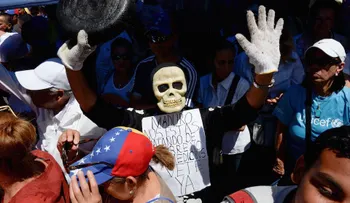 Oficialismo y oposición se manifiestan en Caracas