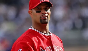 La esposa de Albert Pujols no vio el jonrón 500 porque estaba en el salón