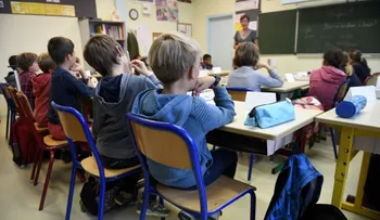 Polémica por un grupo de WhatsApp en que madres celebraron retiro de un niño con síndrome de Asperger