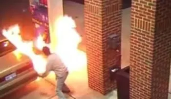 Conductor prende fuego gasolinera tratando de matar a una araña