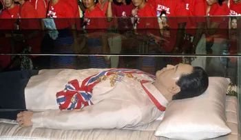 La historia surrealista de un funeral interminable