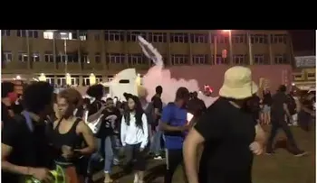Encendidas manifestaciones frente a la JCE donde reclaman renuncia jueces; lanzan bombas lacrimógenas 