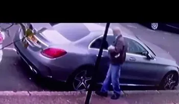 Un doble de Trump raya un Mercedes de más de 34.000 dólares
