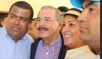 Danilo Medina acude en auxilio de caficultores de Guayubín; instruye reforestar