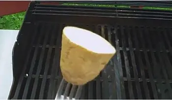 Cogió una papa y la restregó en su parrila. Genial! 