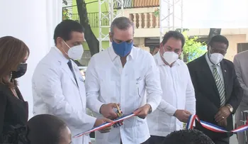 Abinader deja en funcionamiento áreas equipadas del Hospital Félix María Goico de Villa Consuelo