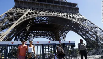 París protegerá la Torre Eiffel con una pared de cristal