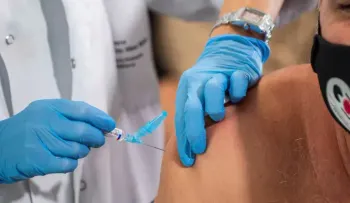 Vacuna contra la gripe protege contra una severa covid, según estudio global