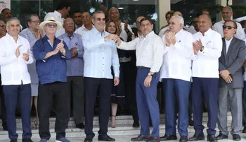 Presidente Abinader entrega 235 unidades de maquinarias y equipos agrícolas al Ministerio de Agricultura con inversión de RD 415 millones