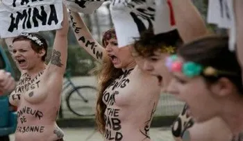 París: Mujeres protestan desnudas contra la opresión en el mundo árabe