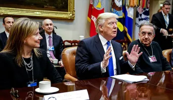 Trump se toma el crédito por la creación de empleos, ¿qué tanto hay de cierto?