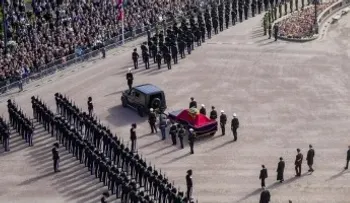 El féretro del rey Harald V llega a la Catedral de Oslo entre salvas y un minuto de silencio