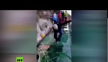 Una pasarela de cristal a 1.200 metros de altura "se rompe" bajo los pies de un hombre