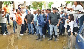 Ministro Paliza recorre Cabarete y ordena ayudar afectados por lluvias
