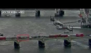 El momento en que una mujer cae al río Támesis durante el atentado de Londres (VIDEO)