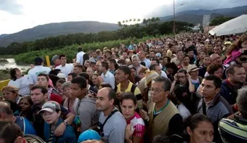 Casi 100, 000 venezolanos van a Colombia para comprar comida