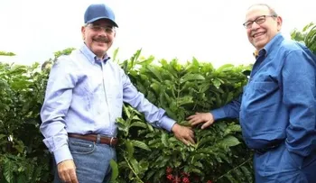 Presidente Medina visita finca cafetalera de los Perelló
