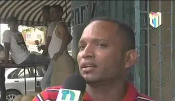 Joven sin piernas es un experto en tapizado de guías y palancas de vehículos 