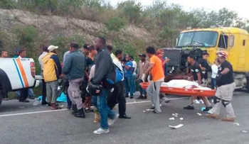 Yipeta mata dos personas cuando intentaban cruzar en la autopista Duarte