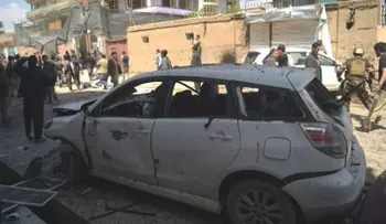 Ataque suicida en centro de registro de votantes en Afganistán deja decenas de muertos y heridos