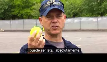 Si encuentras una pelota de tenis en el suelo: Es una advertencia de la policía? (VIDEO)