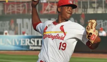 Dominicano Alex Reyes deleita en su debut con Cardenales (VIDEO)