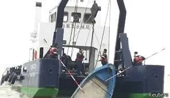 Un barco naufraga con más de 400 pasajeros a bordo en China (Video)