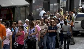 Largas filas por escasez productos básicos en Venezuela 
