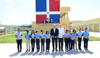 Abinader inaugura dos centros educativos en Santiago, uno en honor a su padre