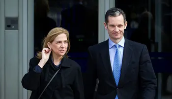La infanta Cristina se sienta en el banquillo y dice que confía en su marido