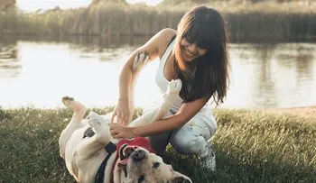 Acariciar a tu perro puede bajar la presión arterial y aliviar el dolor