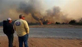 Cientos de bomberos combaten incendios en Oklahoma y Kansas