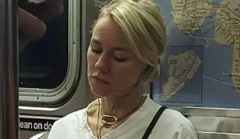 La venganza de Naomi Watts contra una joven que la retrató en el metro