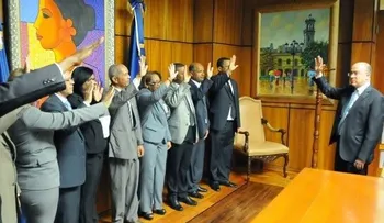 Domínguez Brito juramenta funcionarios ascendidos de cargos