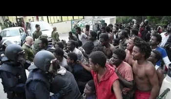 Cientos de migrantes entran en España forzando la valla de Ceuta, en la frontera con Marruecos